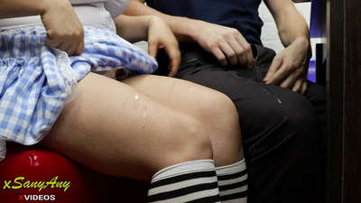 תלמידת בית ספר צעירה מתנדנדת לחברה לכיתה בשיעורי בית-xsanyAny